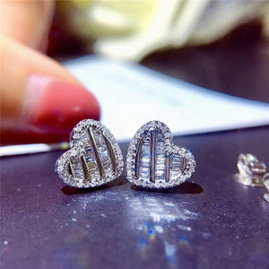 Orecchini a perno da donna con micro pavé di zirconi a forma di cuore, gioielli alla moda stile ufficio - Product Image 2