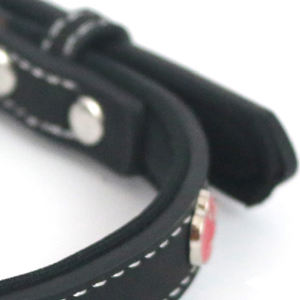 Accesorio duradero y cómodo para perros, collar para mascotas de PU con estampado de huellas rojas - Product Image 4