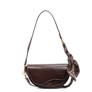 Sac à bandoulière demi-lune vintage en PU marron léger avec fermeture magnétique pour femme - Product Image 3