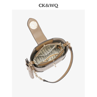 Tas Desainer Monogram Cokelat Elegan, Tas Selempang Kulit Kontras Model Bucket, Tas Bahu Wanita dengan Rantai Logo, Tas Selempang Wanita untuk Sehari-hari