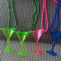 Collier en verre transparent avec perles de liaison. Pendentif rond en plastique pour fête, thème festival irlandais. Chaîne de longue longueur.