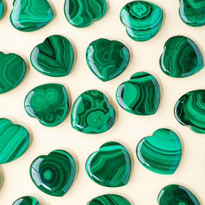 Vente en gros d'objets artisanaux en cristal, cœur en <span class=keywords><strong>malachite</strong></span> naturelle sculpté, guérison par le Reiki, décoration <span class=keywords><strong>de</strong></span> <span class=keywords><strong>la</strong></span> maison, méditation, fabrication <span class=keywords><strong>de</strong></span> bijoux spirituels, bricolage - Product Image 1