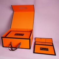 Boîte cadeau pliable magnétique de luxe orange avec logo personnalisé, boîte d'emballage rigide en carton pliable avec poignée en ruban