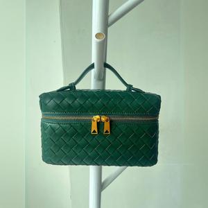 Bolso de almuerzo tejido de lujo para mujer, versátil, hecho a mano, pequeño, cuadrado, con cremallera, de poliéster, de un solo hombro, tipo bandolera. - Product Image 3