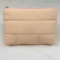 Trousse de maquillage gonflée avec logo personnalisé Trousse de toilette légère Trousse cosmétique en nylon matelassé avec fermeture éclair pour rouge à lèvres pelucheux
