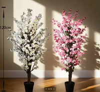 Décoration de mariage intérieure réaliste en blanc, arbres artificiels en fleurs de cerisier soyeux, arrangement floral élégant