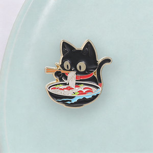 Zwarte kat die ramen eet Emaille pin Leuke katachtige dieren met eetstokjes Noedelkom Japanse voedselbroche voor rugzakdecoratie - Product Image 3