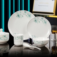 Vaisselle d'hôtel haut de gamme en porcelaine osseuse de Jingdezhen, ensemble de bols et d'assiettes à décor sous glaçure, style chinois moderne pour salles privées de club