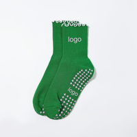 Chaussettes de Pilates tendance pour femmes 2026, ton vert, bordure à volants contrastante, broderie personnalisée et motif antidérapant en silicone