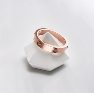 Anelli personalizzati senza allergie ad alta lucidatura in acciaio al titanio placcato oro 14k con diamanti da donna - Product Image 4