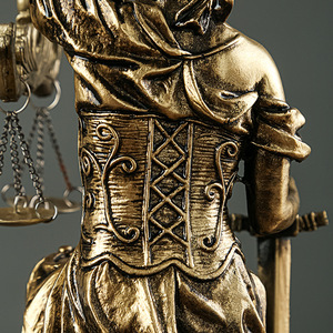 Estatua de Resina Personalizada de la Diosa Temis, Escultura Pintada a Mano de la Justicia con Básculas y Espada, Marca Huaqi, Forma Irregular, Abogado - Product Image 5