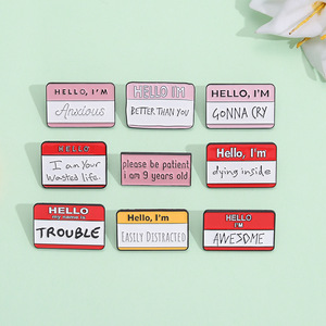 สวัสดีฉันน่ากลัวหมุดเคลือบที่กำหนดเองชื่อของฉันคือปัญหาดีกว่าคุณเข็มกลัดปกป้ายตลกกล่องโต้ตอบเครื่องประดับสโลแกน - Product Image 6