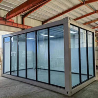 Maison conteneur préfabriquée en acier sur mesure, à montage rapide, avec mur-rideau en verre, pour bureau, atelier ou habitation isolée.