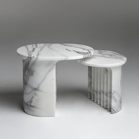 Table basse en marbre Arabescato plissée, design esthétique, forme ovale incurvée, style Wabi Sabi, pour salon