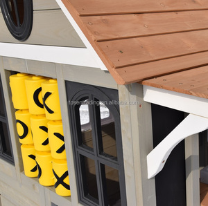 Maisonnette de jeu extérieure en bois gris pour enfants, avec comptoir de service, mur de jeu Tic-Tac-Toe et porte à empreintes de pattes - Product Image 4