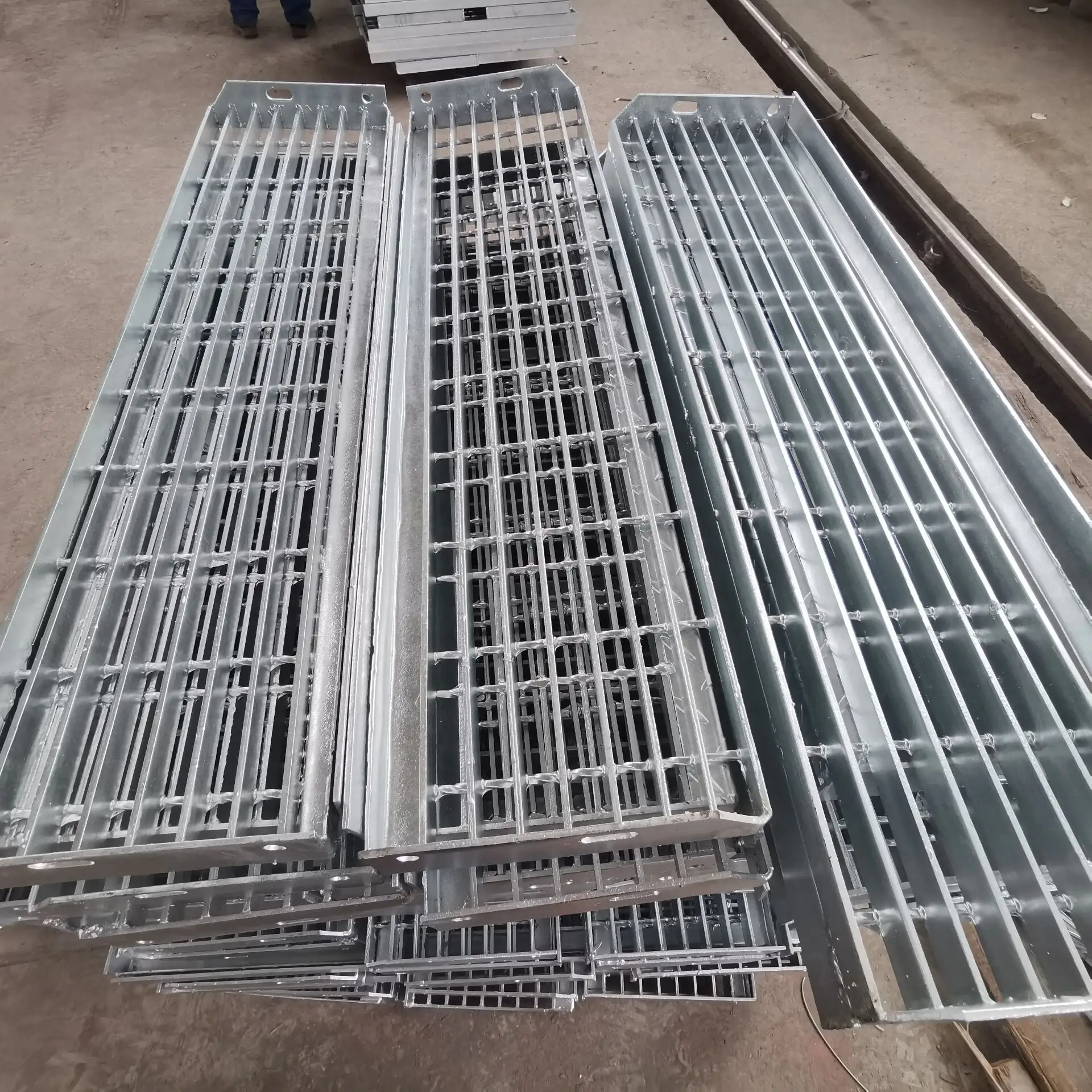 Açık merdiven ızgarası çelik yapısal merdiven basamağı adım ızgarası için doğrudan çelik kanalizasyon kapağı metal basamaklar