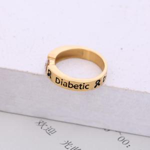 Anillo de acero inoxidable PVD personalizado, grabado en oro, Mensaje, palabras, diamante, concientización, cinta de supervivencia, dedo diabético - Product Image 1