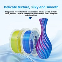 L'imprimante 3D utilise 1 kg de filament PLA, un matériau plastique de 1,75 mm, pour imprimer de manière précise avec des consommables de qualité linéaire.