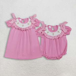 En stock : Vêtements assortis brodés croix de Pâques pour enfants – Robe et barboteuse smockées roses de Pâques - Product Image 1