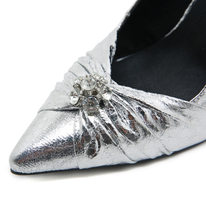 Zapatos de tacón alto y bajo para mujer con textura metálica, diseño de nudo de diamantes de imitación plateados y punta, ideales para bodas. - Product Image 4