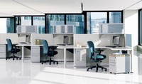Poste de travail modulaire blanc pour 6 personnes avec bureaux incurvés et armoires suspendues