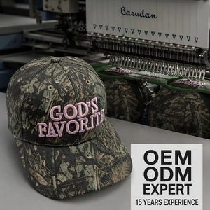 หมวกเบสบอลลายพราง OEM ODM ปักลาย GODS FAVORITE สีชมพูพองๆ หมวกสำหรับล่าสัตว์ หมวกแก๊ป 6 แผง ผ้าฝ้าย MOQ ต่ำ มาตรฐาน BSCI ผลิตโดย Barudan จัดส่งแบบ DDP รวดเร็ว - Product Image 2
