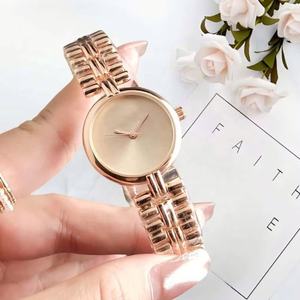 Reloj de oro para mujer a la moda, esfera minimalista, banda de metal brillante, elegante reloj de pulsera para uso diario. - Product Image 4