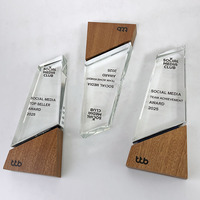 Plaques de récompense de gravure de trophée en cristal personnalisées pour les cadeaux de bienvenue de réunion sportive MH-N445 de trophée en cristal à base de bois