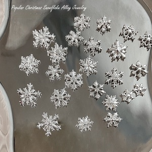 50 pièces de breloques pour ongles en alliage en forme de flocon de neige, décorations métalliques de luxe léger pour manucure d'hiver - Product Image 1