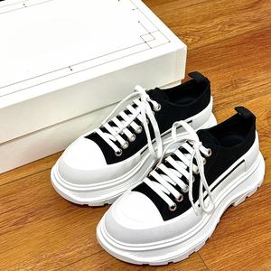 รองเท้าส้นสูงพื้นหนาแบบคลาสสิกสำหรับผู้หญิง - รองเท้าผ้าใบแฟชั่นแบบกำหนดเอง รองเท้าลำลองสำหรับเดินเล่นกลางแจ้ง พร้อมพื้นรองรับแรงกระแทก - Product Image 1