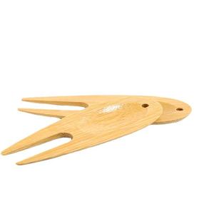 Outil de réparation de divot de golf en bambou en bois de couleur naturelle en gros pour le golf vert sur le parcours - Product Image 1