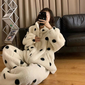 Set di <span class=keywords><strong>pigiama</strong></span> <span class=keywords><strong>in</strong></span> <span class=keywords><strong>pile</strong></span> di corallo da donna autunno e inverno imbottito <span class=keywords><strong>in</strong></span> <span class=keywords><strong>pile</strong></span> con un grazioso <span class=keywords><strong>pigiama</strong></span> da ragazza a pois - Product Image 1