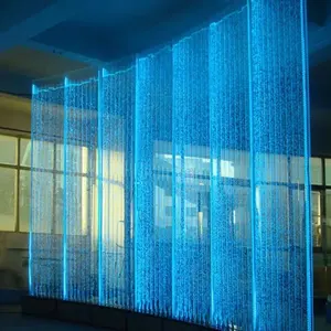 A água caracteriza os divisores internos do quarto projetados pelo aquário da parede da bolha