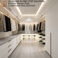 Armoire moderne de luxe en contreplaqué blanc, système ouvert modulaire, tiroirs intégrés au sol et au plafond à fermeture douce, étagère à chaussures réglable
