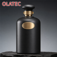 Collection de bouteilles en verre OLATEC Premium avec textures en relief, incrustations métalliques et boîtes personnalisées pour Cognac, Whisky et spiritueux de luxe
