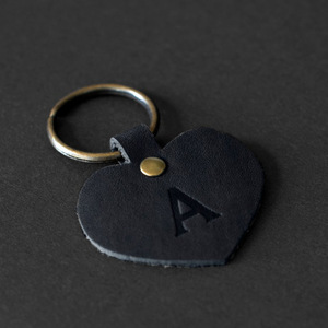 Llaveros de cuero personalizados en forma de corazón, llaveros minimalistas retro europeos y americanos, colgantes creativos para llaves. - Product Image 3
