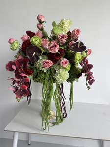 Composizioni floreali pendenti rosa nude e bordeaux per corridoio, con amaranto, anthurium, calla di riso, per centrotavola rossi - Product Image 5