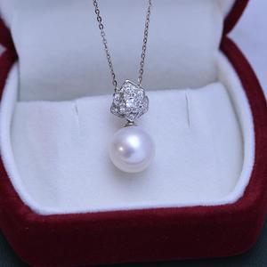 สร้อยคอจี้มุกน้ำจืดทรงกลมสีขาวขนาด 10-11 มม. พร้อมโซ่เงินแท้ S925 ดีไซน์โบว์  ประกายเงางาม  สวยงาม  ทันสมัย - Product Image 4