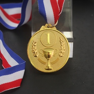 Médailles sportives de finition de marathon en métal de <span class=keywords><strong>natation</strong></span> et de football de course à pied en or 5K et 10K personnalisées par OEM - Product Image 1