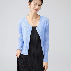 Abrigo Casual de Mujer, Elegante, Negro, Delgado, de Alta Calidad, con Pliegues, Manga Larga, Ecológico, Transpirable, Antiencogimiento, 100% Poliéster - Product Image 1