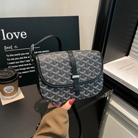 Sac bandoulière rétro de luxe en daim avec monogramme, petit format carré, style ethnique, sacoche de selle, sac de banlieue de niche, sac à bandoulière croisé