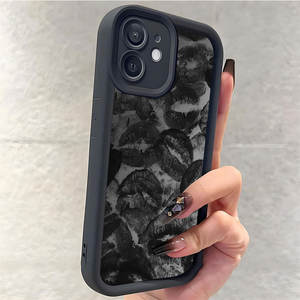 Custodia per iPhone 14 in TPU antiurto con scanalature nere, stile INS, ultima tendenza, nera, con motivo <span class=keywords><strong>a</strong></span> rossetto e bacio, all'ingrosso - Product Image 3