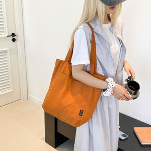 มี 8 สีให้เลือก กระเป๋าถือผ้าฝ้ายสำหรับผู้หญิง กระเป๋าโท้ทสีพื้นเรียบง่าย  รับสกรีนโลโก้ กระเป๋าโท้ทผ้าฝ้าย - Product Image 5