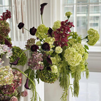 Hydrangeas aux couleurs d'automne associés à des boules de fleurs artificielles en soie bordeaux ; Fournitures de décoration d'événements ; Centres de table de mariage