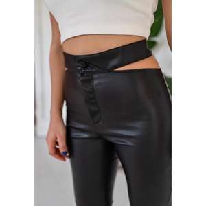 Pantalones de Mujer Tipo Lápiz en Color Negro, Cintura Alta con Detalle de Cinturón - Product Image 1