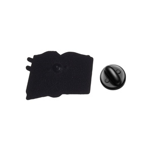 Creatieve boeken emaille pinset: De realiteit verlaten, de fictie binnenkomen. Metalen badge, elegante lees-pin, accessoire, cadeau. - Product Image 5