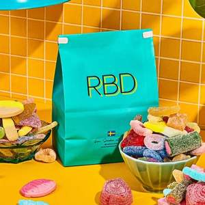 Sacs en papier kraft personnalisés avec logo, fond bleu coloré, pour bonbons et friandises d'enfants, avec lien métallique pour emballage cadeau - Product Image 3