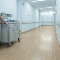 Plancher stratifié AC4 imperméable et antibactérien de 12 mm avec système de clic, lames HDF pour usage extérieur en milieu hospitalier