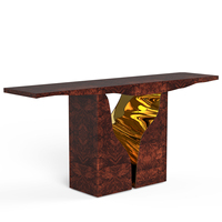 Table console contemporaine de luxe moderne, extérieur en placage de noyer et intérieur en laiton poli, inspirée des formations karstiques