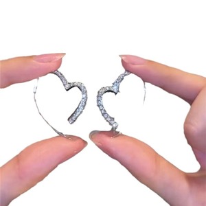 Orecchini a perno da donna con pietra a cuore, gioielli minimalisti romantici alla moda - Product Image 5